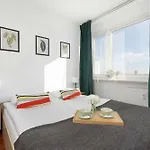 Functional & Cozy With Balcony And Workspace By Renters דירה