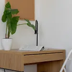 Functional & Cozy With Balcony And Workspace By Renters דירה *