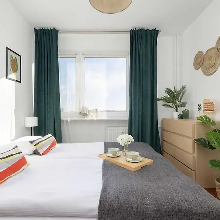 Functional & Cozy With Balcony And Workspace By Renters 公寓