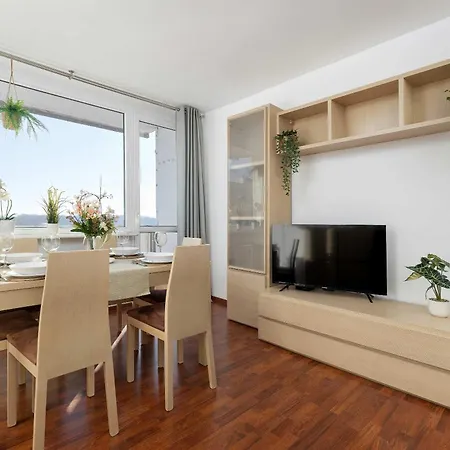 公寓 Functional & Cozy With Balcony And Workspace By Renters *