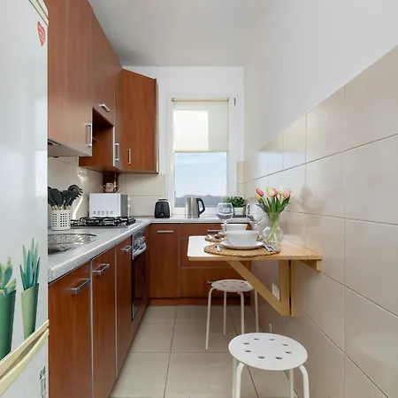 公寓 Functional & Cozy With Balcony And Workspace By Renters *