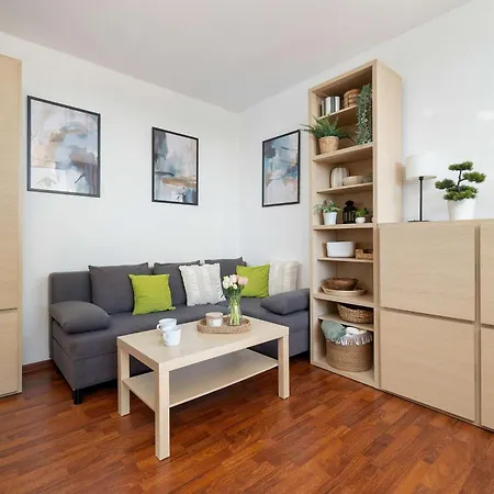 Functional & Cozy With Balcony And Workspace By Renters 卡托维兹
