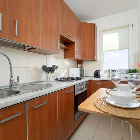 Functional & Cozy With Balcony And Workspace By Renters Κατοβίτσε