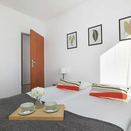 Functional & Cozy With Balcony And Workspace By Renters Katowice