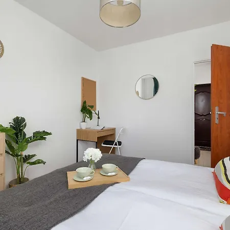 Functional & Cozy With Balcony And Workspace By Renters Apartamento Katowice