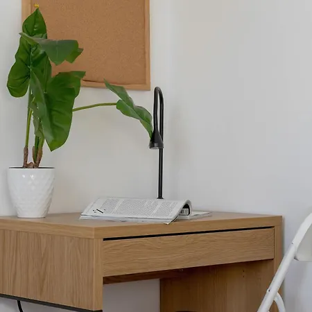 Functional & Cozy With Balcony And Workspace By Renters 公寓 *