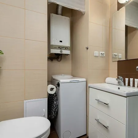 公寓 Functional & Cozy With Balcony And Workspace By Renters 卡托维兹