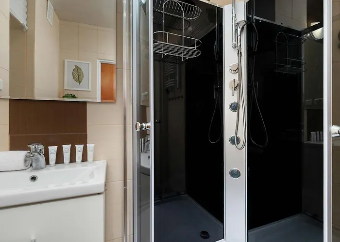 Functional & Cozy With Balcony And Workspace By Renters Apartament *